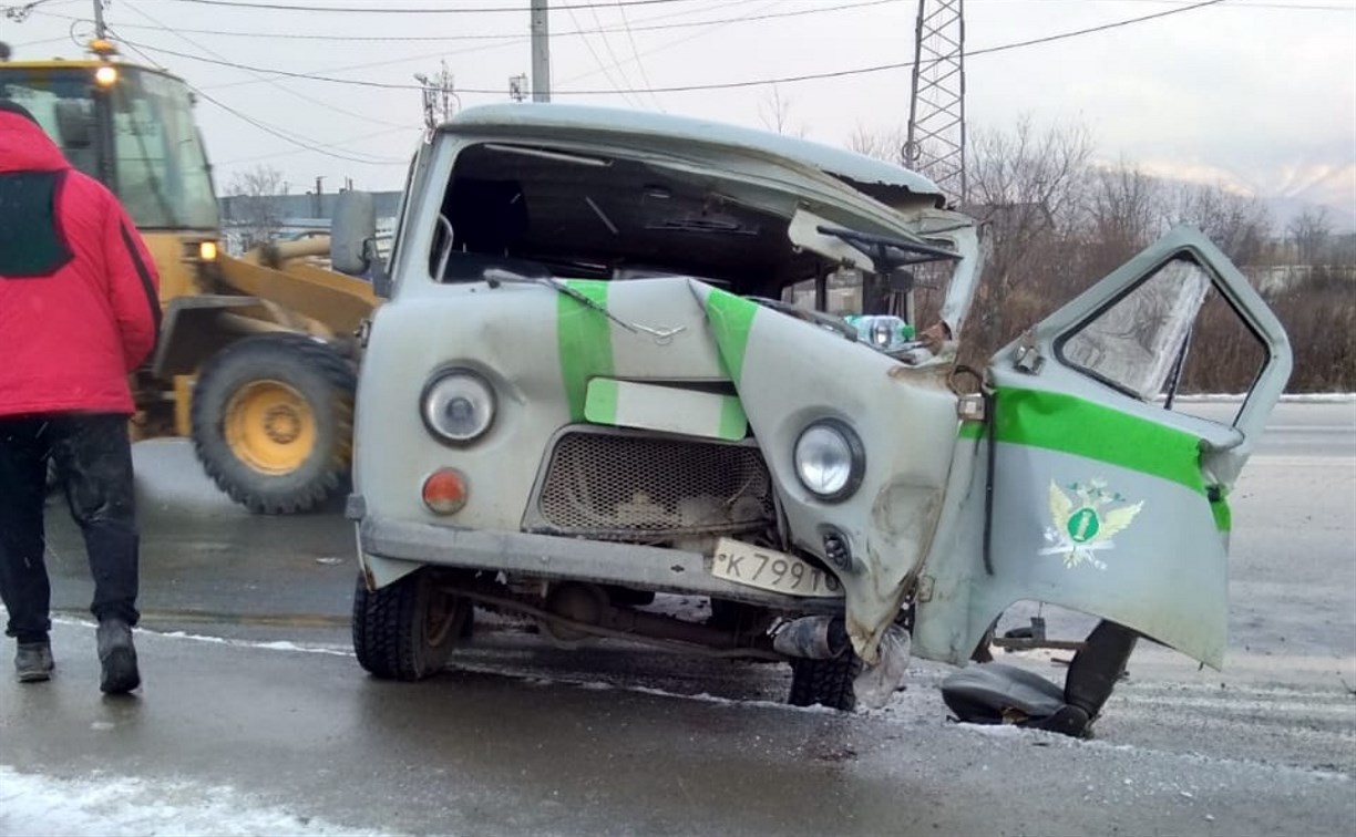 Автомобиль судебных приставов попал в ДТП в Южно-Сахалинске