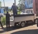 Неизвестные с грузовика вывалили строительный мусор на контейнерную площадку в Углегорске