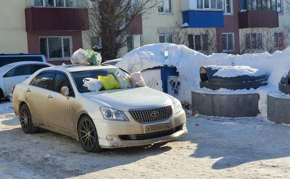 Водитель мусоровоза на Сахалине задекорировал автомобиль, который перегородил проезд