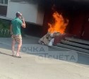 В подъезд заходить было страшно: кто-то поджёг мусор у многоэтажки в Южно-Сахалинске