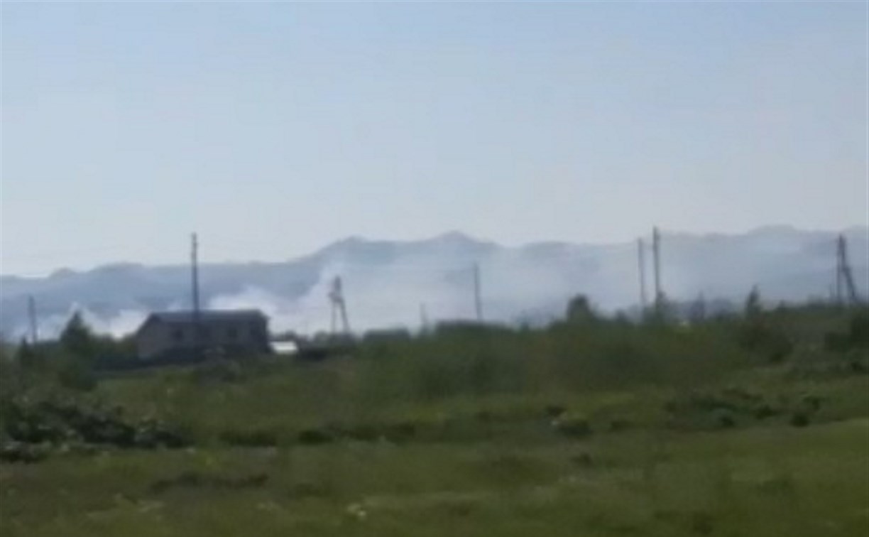 Южно-Сахалинск окутало дымом от пожара в районе Дальнего