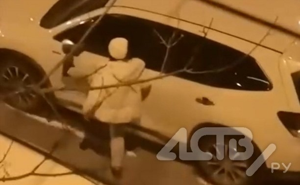 Жительница Южно-Сахалинска пригласила автомобиль на танец, а потом отпинала его