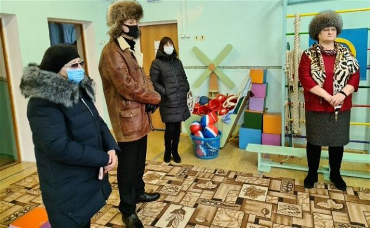 Жители Чехова возмутились поведению комиссии, которая затоптала коврики в детском саду