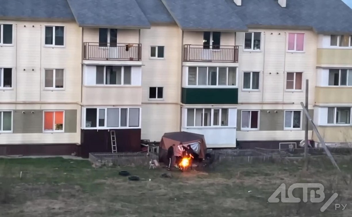 Компания на Сахалине разбила лагерь во дворе многоквартирного дома: поставили палатку, разожгли мангал