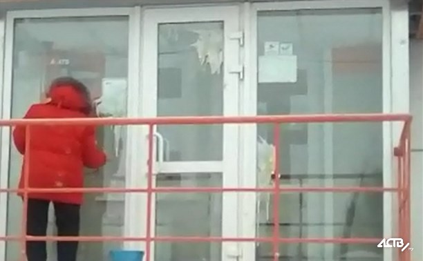 Крыльцо одного из банков в Южно-Сахалинске атаковали яйцами
