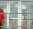 Крыльцо одного из банков в Южно-Сахалинске атаковали яйцами