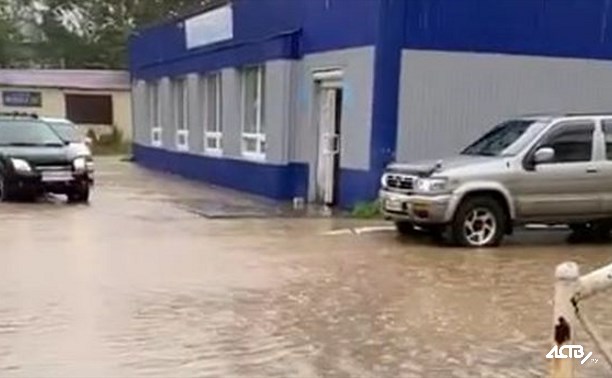 Мощный ливень подтопил Макаров - на дорогу сходят сели, есть риск прорыва плотины