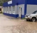 Мощный ливень подтопил Макаров - на дорогу сходят сели, есть риск прорыва плотины