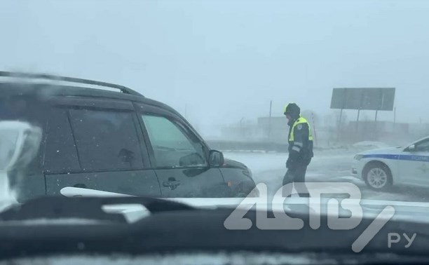 Снежная мгла и колонна автомобилей: южносахалинец показал на видео обстановку на въезде в Новотроицкое
