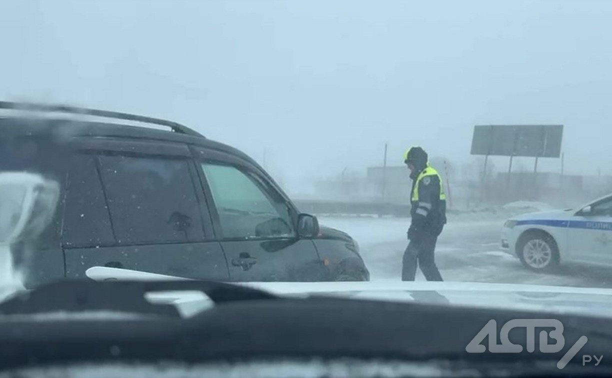 Снежная мгла и колонна автомобилей: южносахалинец показал на видео обстановку на въезде в Новотроицкое