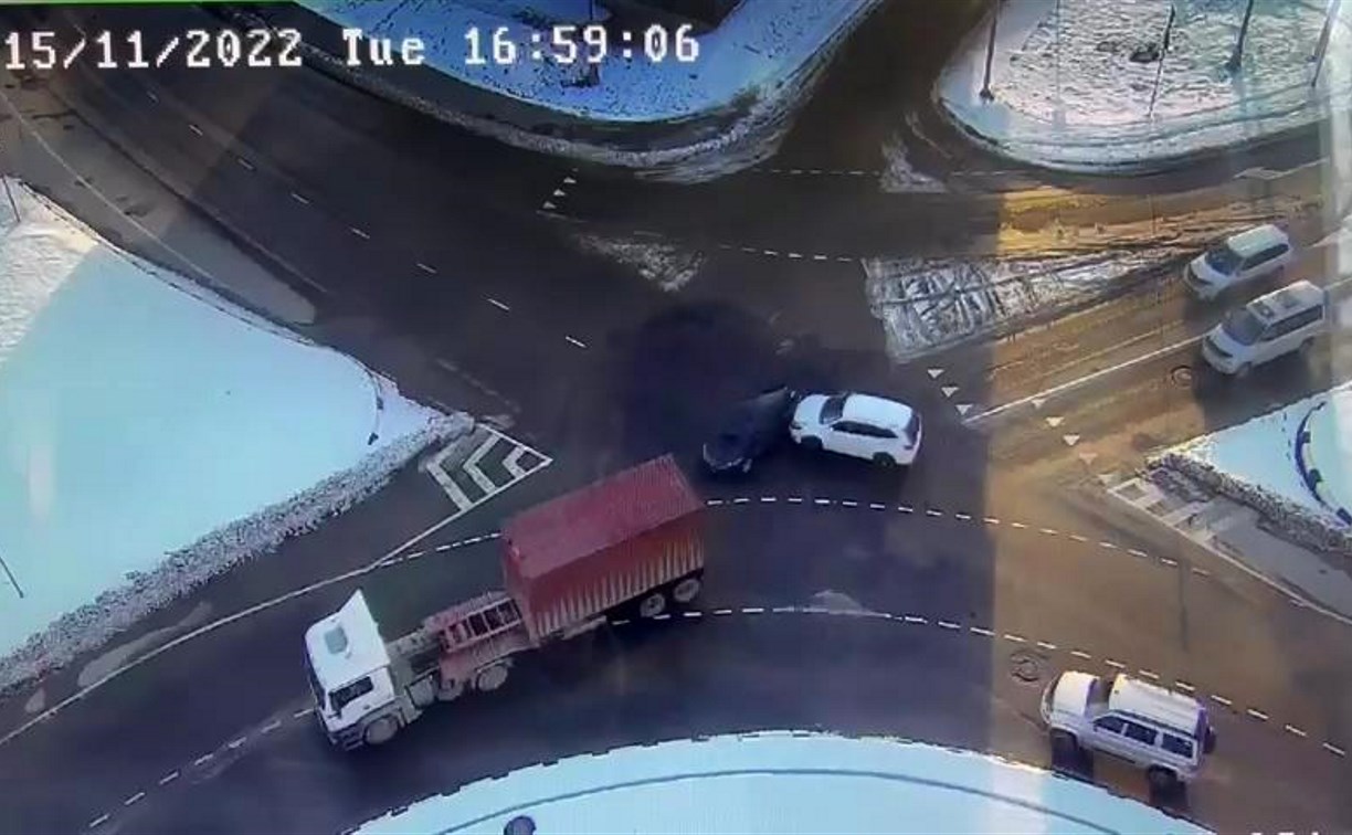 Автомобиль закружило при ДТП на кольце в Южно-Сахалинске