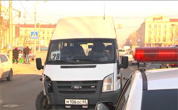 Пассажир маршрутки получил травмы в результате ДТП на перекрестке в Южно-Сахалинске