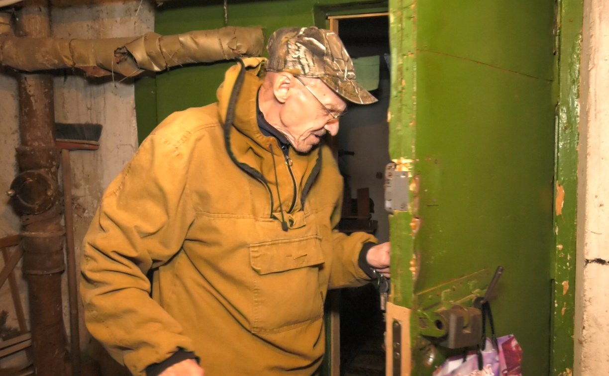 Старость в радость: пожилой южносахалинец несколько лет живёт в подвале