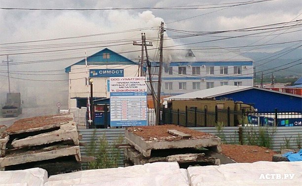 В Южно-Сахалинске горит трехэтажное офисное здание