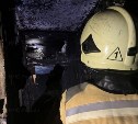 Сгорели две комнаты и чердак: ночной пожар в Поронайском районе тушили больше двух часов