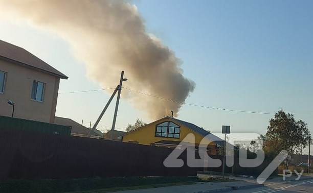Шесть пожарных автомобилей съехались к горящему дому в Южно-Сахалинске