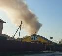 Шесть пожарных автомобилей съехались к горящему дому в Южно-Сахалинске