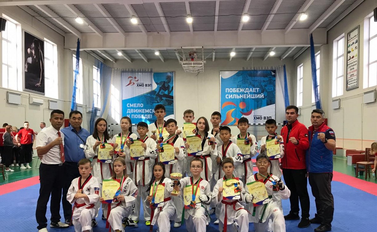 Островные тхэквондисты завоевали 18 медалей турнира в Хабаровске