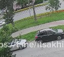 Разворот не удался: легковушке смяли бок в результате ДТП в Южно-Сахалинске