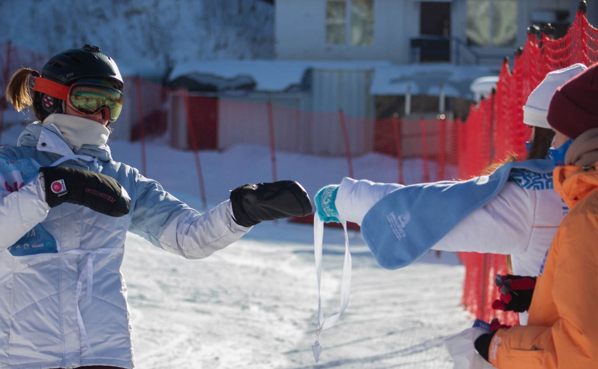 Самые морозоустойчивые сноубордисты Сахалина спустились по "Рождественской параллели"