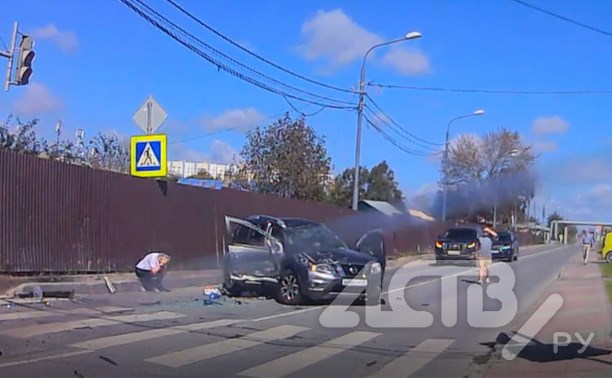 Вышел на "красный": Nissan Terrano спровоцировал сильную аварию в Южно-Сахалинске
