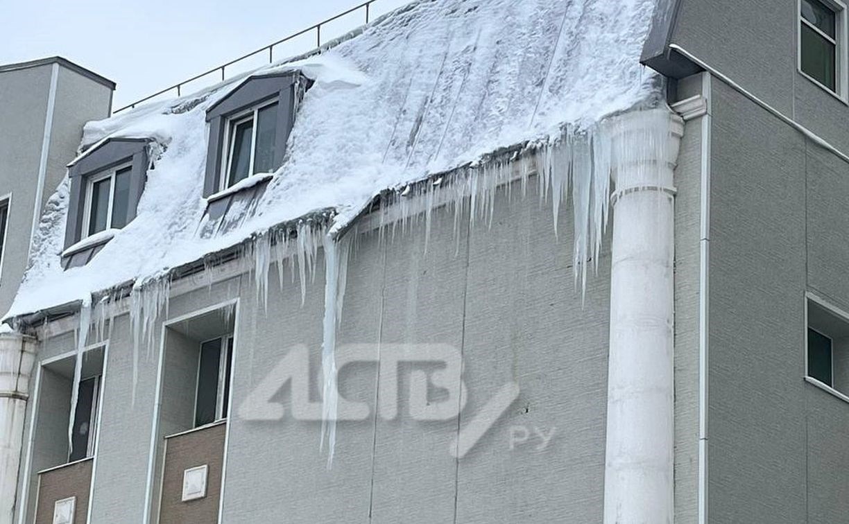 Опасные сосульки больше недели висят над головами прохожих в Южно-Сахалинске