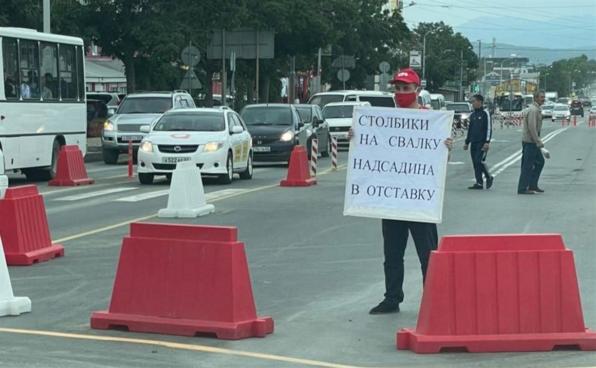 Одиночный пикет против столбиков и мэра проходит в Южно-Сахалинске
