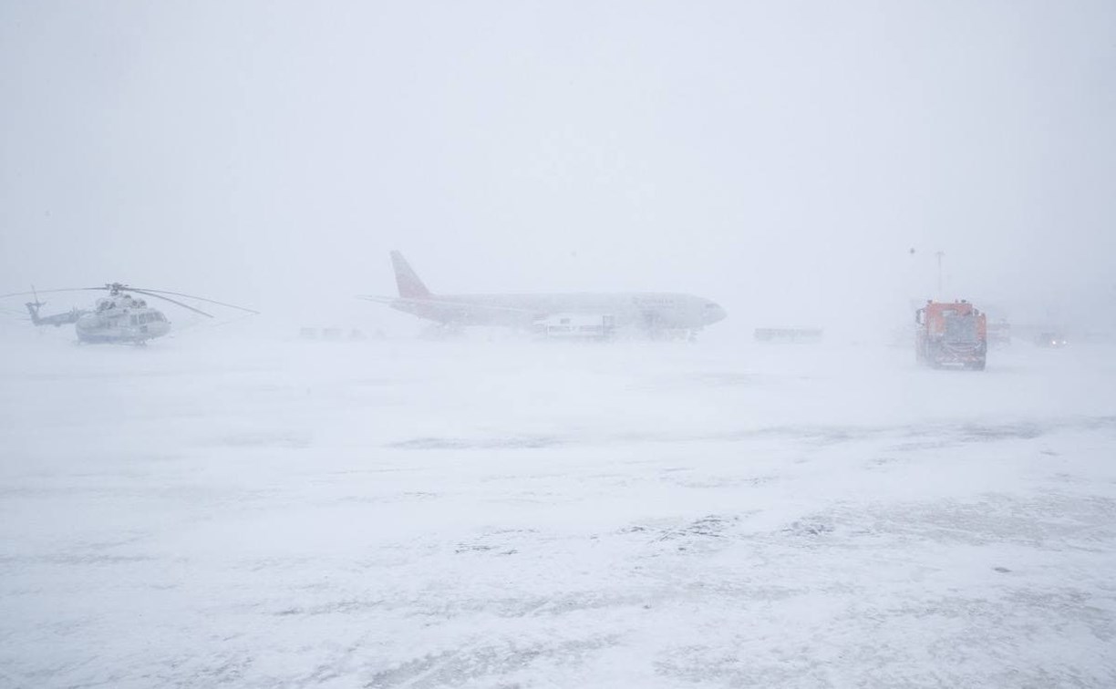 Метеоусловия сложные: аэропорт Южно-Сахалинска закрыт, отложено более 20 рейсов