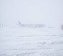 Метеоусловия сложные: аэропорт Южно-Сахалинска закрыт, отложено более 20 рейсов