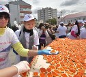 Более тысячи южносахалинцев привлек огромный бутерброд с икрой