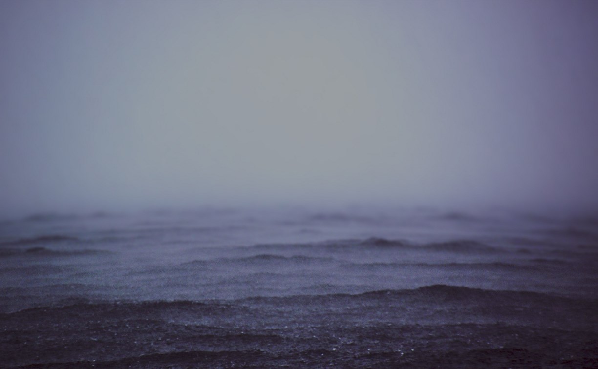 Циклон уходит в Тихий океан: непогода стихает на Курилах, но самолёты пока не летают