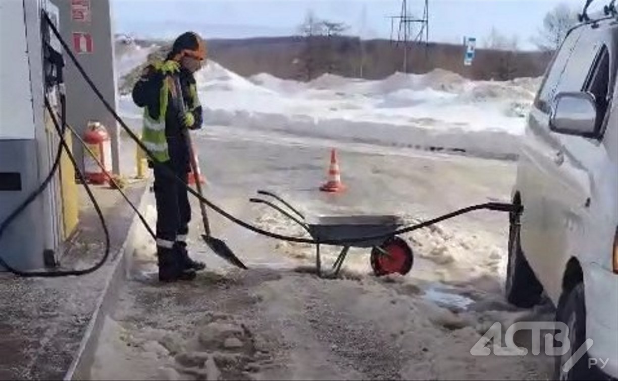 Водители в Ногликах жалуются на состояние АЗС
