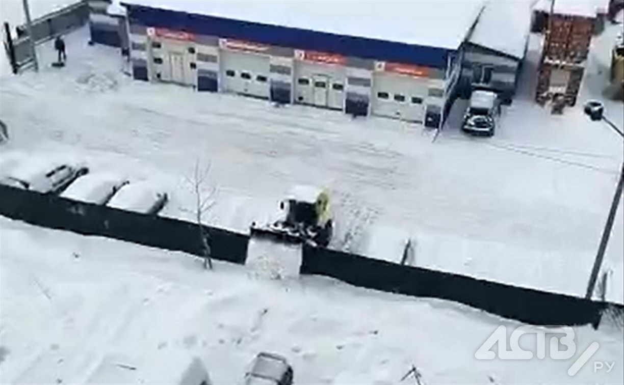 Снег через забор: владельцы стоянки в Луговом с выдумкой подошли к расчистке территории 