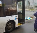 Очевидец: в Корсакове пассажирский автобус без водителя едва не сбил пешехода