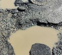 Огромные дыры на улице Горной в Южно-Сахалинске ликвидируют до середины апреля