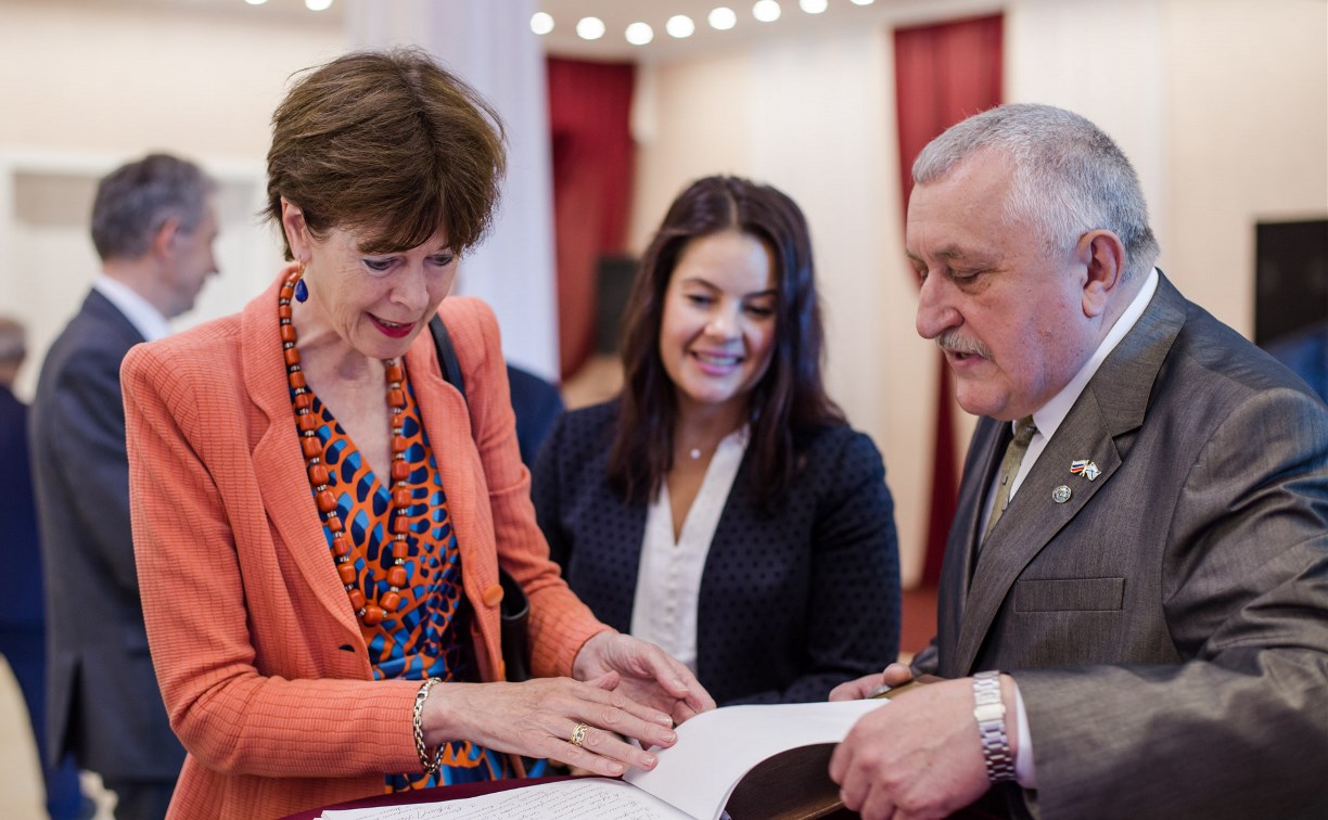 Посол Королевства Нидерланды в России посетила выставку в Южно-Сахалинске