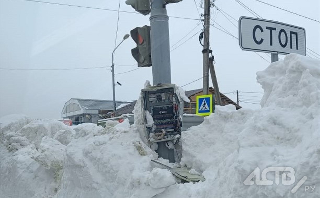 Очевидец: погрузчик снёс щиток на светофорном столбе во время расчистки улицы в Южно-Сахалинске