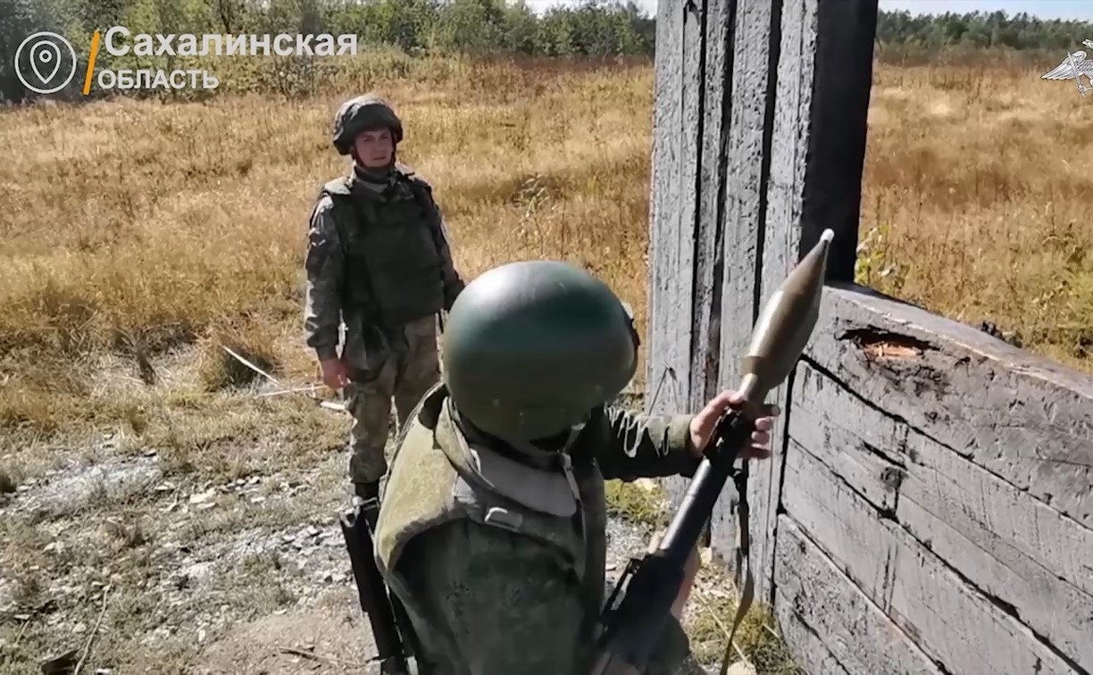 "Есть попадание!": как тренируются мобилизованные на сахалинских, хабаровских и новосибирских полигонах