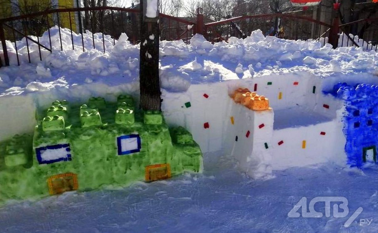 "Вот это да!": в детском саду Южно-Сахалинска сугробы превратили в городок LEGO