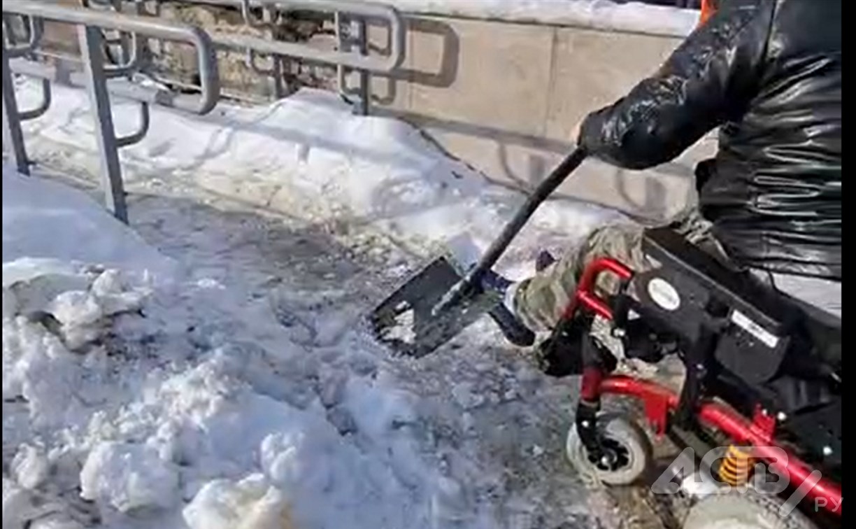 Сахалинцы на инвалидных колясках самостоятельно расчищали путь к почтовому отделению