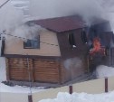 Десять человек в Охе тушат баню 