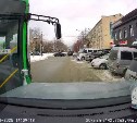 "Кто прав?": автобус и легковушка пытались поделить дорогу на привокзальной площади в Южно-Сахалинске