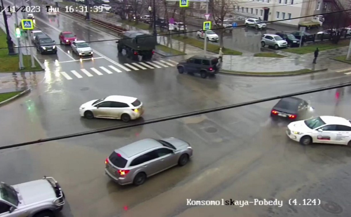 "Гнал на красный": обнародовано видео момента ДТП с учебным автомобилем в Южно-Сахалинске