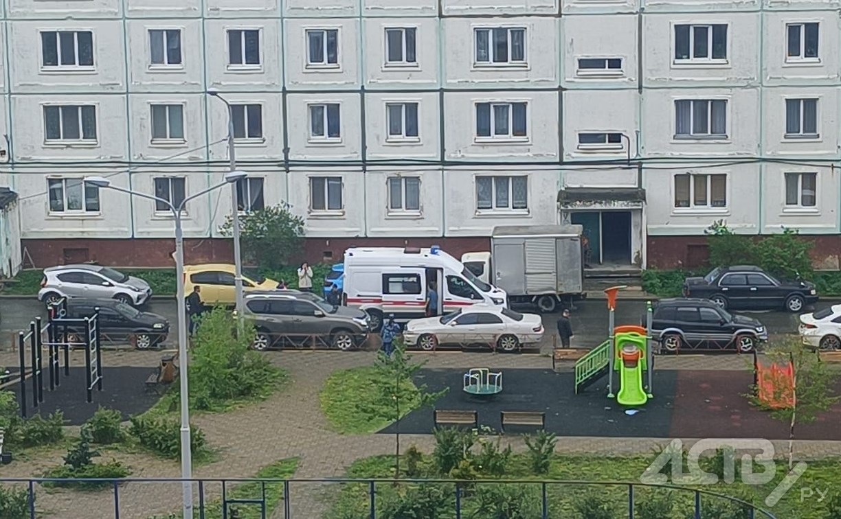 Девочка полутора лет выпала из окна в Южно-Сахалинске