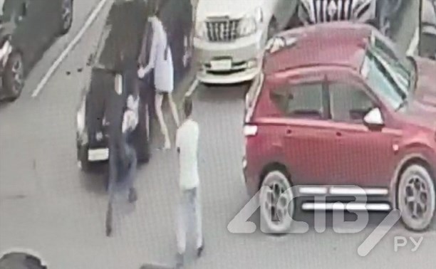Появилось видео с моментом наезда агрессивного водителя на южносахалинца на парковке у ТЦ
