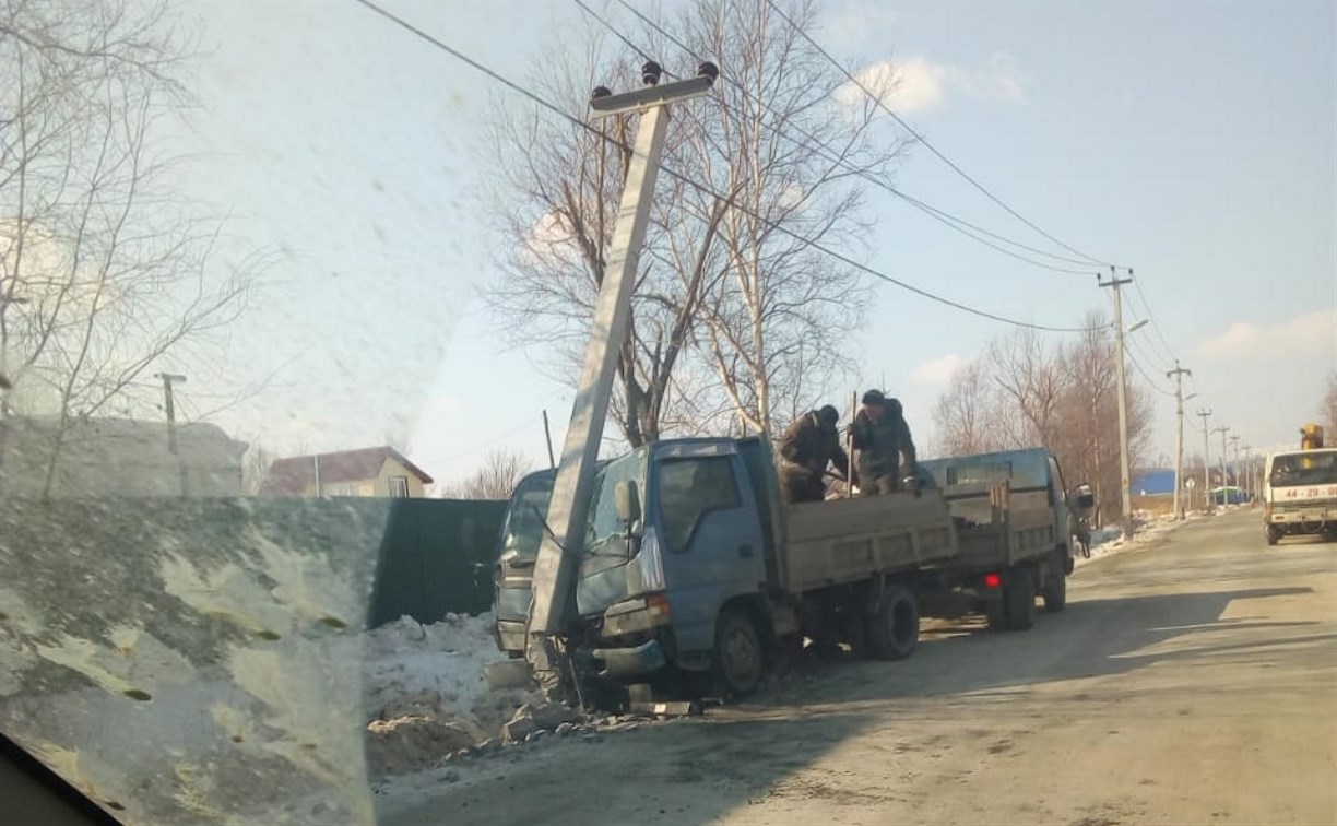 Пьяный водитель грузовика врезался в опору ЛЭП в Южно-Сахалинске