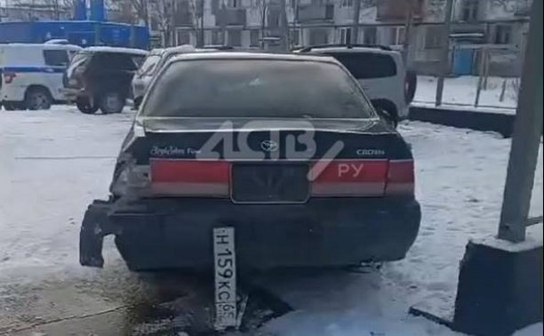Пьяный на "Кроуне" влетел на территорию горотдела полиции на Сахалине и врезался в служебную"Ниву"
