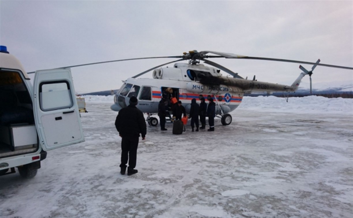Магаданские спасатели эвакуировали больного с сахалинского корабля