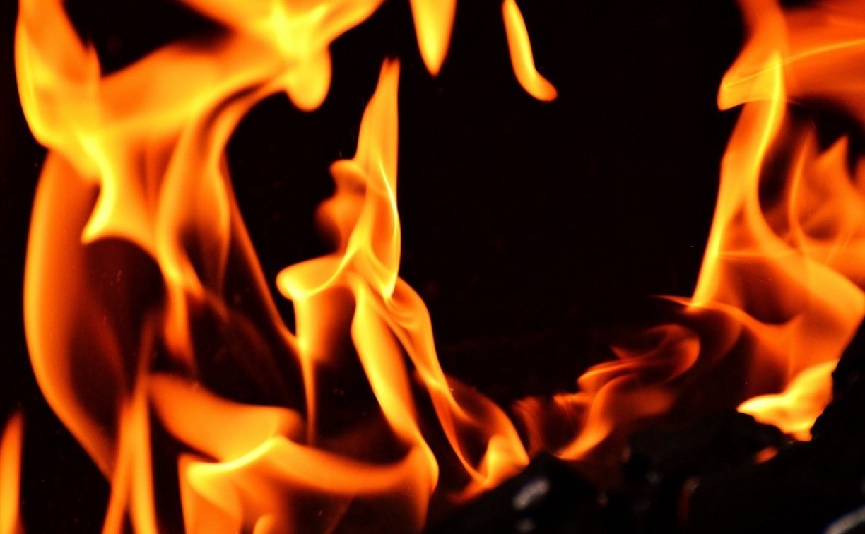 Вечером пожарные тушили горящее здание в корсаковском селе Дачное