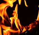 Вечером пожарные тушили горящее здание в корсаковском селе Дачное